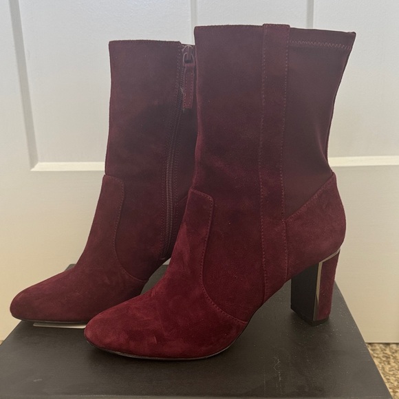 Tahari Burgundy Suede Ankle Boots 8 NIB - Picture 6 of 14